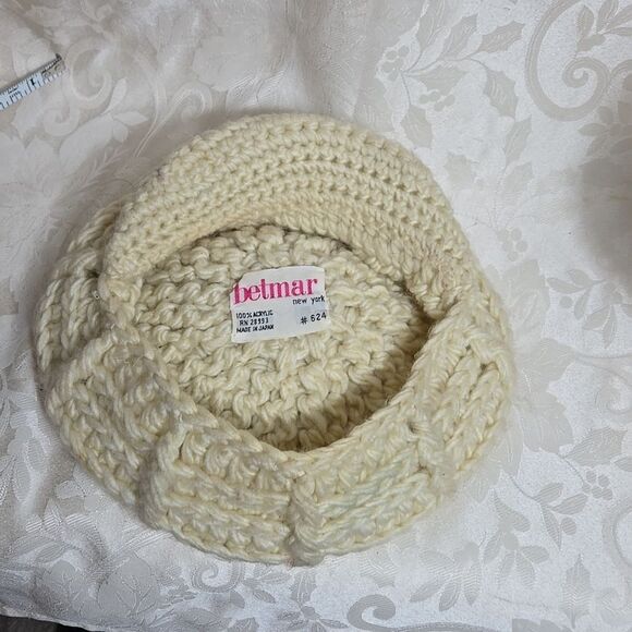 Betmar New York Vintage Cream Knit Pom Newsboy Cap - Picture 6 of 6